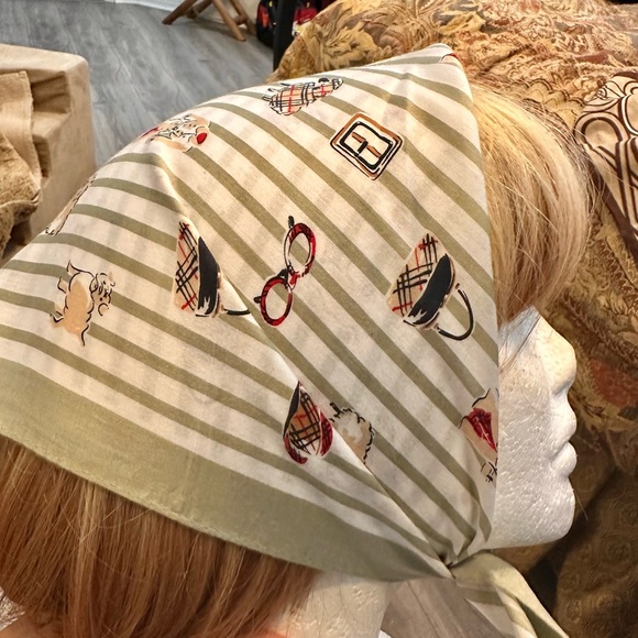 FREE Burberry scarf with a $400bundle. used1x then dry cleaned. 9/10. - Picture 6 of 10